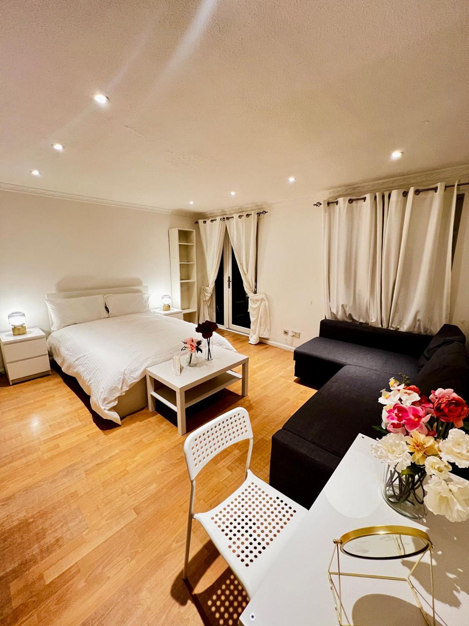 לונדון A Calm Stay Near Battersea Reach מראה חיצוני תמונה