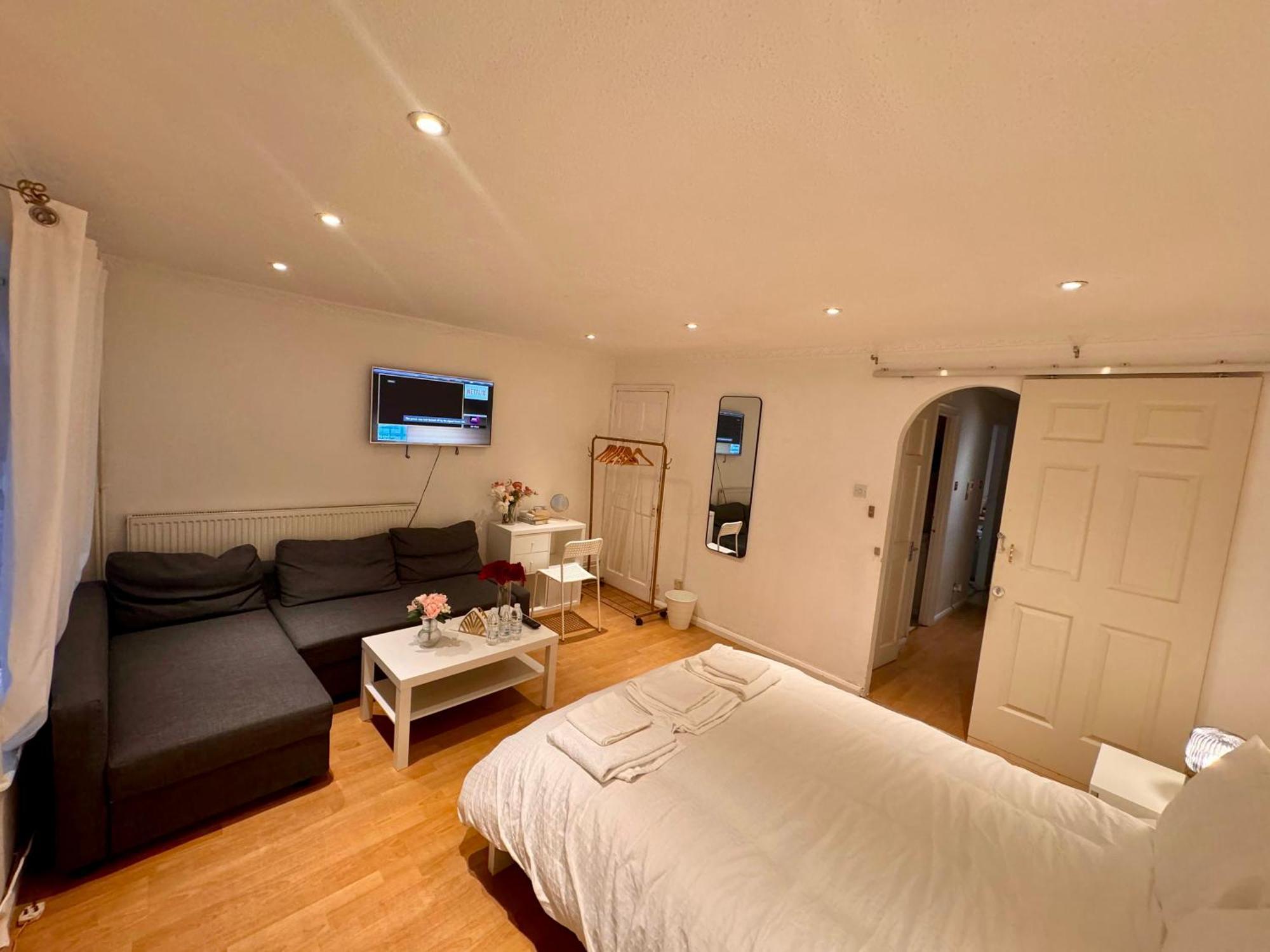 לונדון A Calm Stay Near Battersea Reach מראה חיצוני תמונה