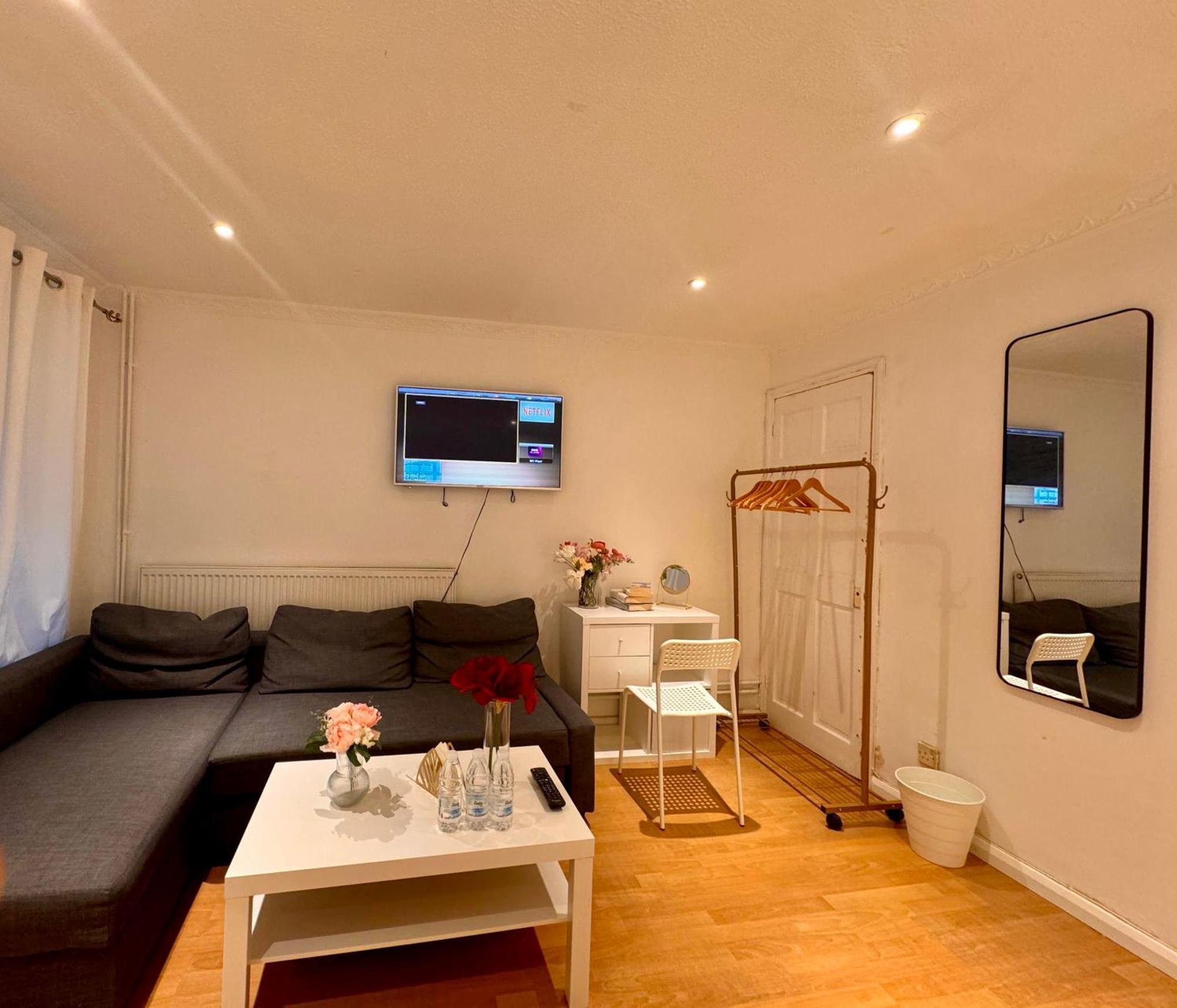 לונדון A Calm Stay Near Battersea Reach מראה חיצוני תמונה